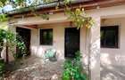 Casa saseasca traditionala La asfalt Curte generoasa