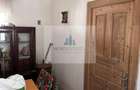 Casa pitorească la poalele muntilor