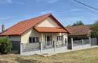 Proprietar Vand casa pe drumul principal, izolata, cu garaj ?i gradina, la intrare in Bodrogu Nou