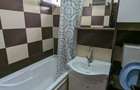Inchiriez apartament cu doua camere la parter cu gradina.