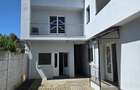 Casa individuala 7 camere+ apartament, 5 locuri de parcare. Sagului