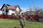 Inchiriez casa cu 3 dormitoare, doua bai, living generos, mobilata si utilata complet. Terasa cu beci dedesubt, teren 800 mp - 4