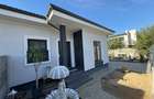 Duplex de vanzare pe parter – 3 camere, curte proprie de 350 mp și teras