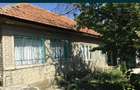 Vind casa batrineasca si teren 890mp in zona Gherghita sat Hatcarau,judet Prahova