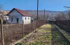 Casa detasata, 4 camere, o anexa , 2 garaje ,si subsol - 1