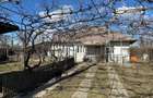 Casa batrineasca cu approx 2800 mp teren, vie, pomi fructiferi, zmeura, coacăze - 1
