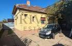 Casa individuala, 8 camere, 2 bucatarii, 2 bai, centrala, Fratelia