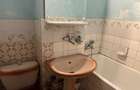 Proprietar,vand apartament 3 camere ,zona Banat ,in apropierea centrelor de interes : piata ,scoala ,statie de autobuz .Etaj 2 - 1