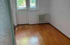 Inchireiz apartament cu 3 camere, nemobilat, decomandat, etajul 1 / 10, pe termen lung situat in Oradea,pe b-dul Dacia - 3