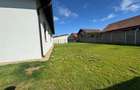 Jumatate de duplex pe parter, 3 dormitoare, curte uriasa de 383 mp, strada asfal