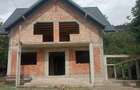 Casa la ro?u de vinzare in Vii?oara Tg Trotu? in apropiere de Tirgu Ocna.Suprafata de 170m
