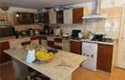 Casă cu Teren 1119 Mp în Găești - 11