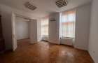 Apartament cu 3 camere semidecomandat în Central - 1