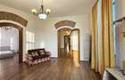 Apartament cu 3 camere semidecomandat în Central - 1