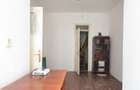 Inchiriez apartament 2 camere bucatarie baie si hol in curte comuna - 3