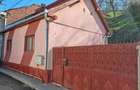 Casă cu 3 camere cu Teren 2700 Mp în Central - 1