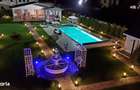 Casa cu 7 camere, piscina si garaj in suburbie