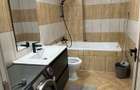 Apartament cu 2 camere, decomandat, cu loc de parcare, disponibil pentru inchiriere.