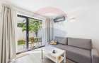 Apartament la parter ce are curte proprie , 2 camere in Bloc nou - 15