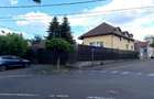 Casă cu 5 camere cu Canalizare în Central - 1