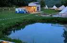 Teren amenajat cu casa de vacanta, lac, foi?oare si pontoane la baza padurii. - 3