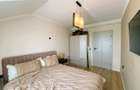 Duplex cu 4 camere 2 bai si curte libera 200 mp in Cisnadie - 16