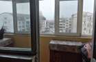 Apartament cu 3 camere semidecomandat în Km 4 - 3