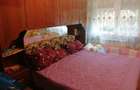 Vand apartament cu 3camere etaj 1 mobilat zona alunisi este izolat zona linistit - 1