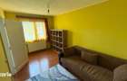 INCHIRIEZ APARTAMENT cu doua camere la ET 1 langa piata ASTRA