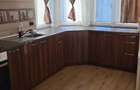 inchiriez apartament cu o camera cu curte comuna