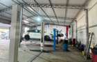 Service auto complet echipat de închiriat, 400 mp, Parcare generoasă - 2