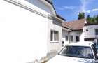 Cladire cu 2 apartamente, un spatiu comercial si anexe - Semicentral - 1