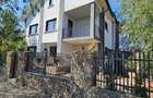 Vila de vanzare cu piscina si multa verdeata - 7