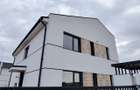 Duplex Cu Panouri - 5 Camere - 3 Bai - 2