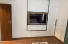 de inchiriat apartament 2 camere cu gradina(curte) aproximativ 300mp.