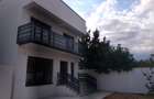 Casă individuală cu 4 camere cu Teren 200 Mp în Central - 1