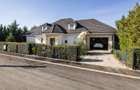Casă deosebită în Balotești, stil bavarez, 260 mp utili, teren 556 mp și garaj
