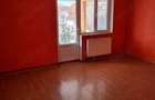Apartament cu 4 camere ?i curte comuna de vanzare