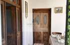 Casa pitorească la poalele muntilor