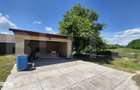 Casa cu 3 camere de , 200 mp, teren 3286 mp, localitatea Jankmajtis, U - 12