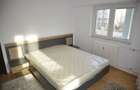 Calea 13 Septembrie, stradal, Apartament 3 camere, decomandat, 2 bai, hol H, bloc an 2000