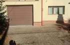 Casa de vinzare cu terasa ?i gradina cu pomi fructiferi