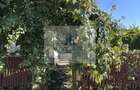 Casa pitorească la poalele muntilor