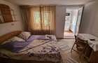 INCHIRIEZ Spatiu Generos doua corpuri de casa (apartament corpul A si camera cu baie propie corpul B