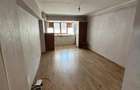 apartament cu 2 camere(transformat in 3 camere), situat pe strada Gheorghe Petra?cu, in bloc P4 - 1