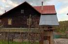 Vand casa Provita de Jos,(P+E+M), avand teren 3250 mp, livada pe rod, la drumul principal, 3 camere (potential de 6) - 9