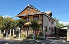 Casa de vanzare cu o suprafata construita de 205 metri patrati dispusa pe trei niveluri, demisol, parter si etaj.