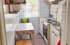 Apartament cu 3 camere, finisat, mobilat si utilat, cu geam la baie si balcon, zona Flora - 3