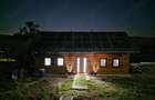 Casa de vis din lemn cu sistem fotovoltaic de 8 kW ?i baterii de 6.4 kW Autonomie totala cost ZERO
