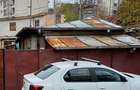 vinzare casa,str.Nucului 38,metrou Mihai Bravu(necesita repara?ii)rog tel.09,00-14,00 - 4